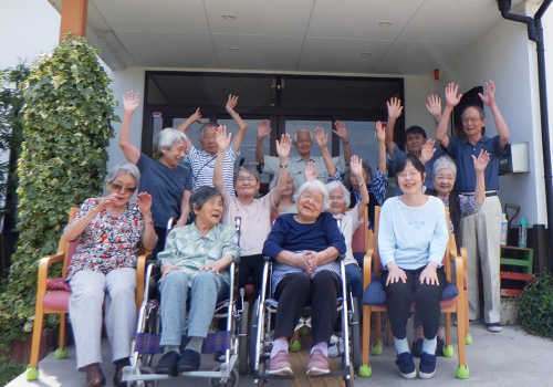 玄関での集合写真